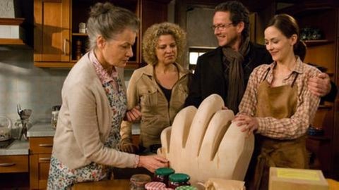 Johanna, Bea, Bernhard und Sophie vor Sophies neuestem Kunstwerk aus Holz