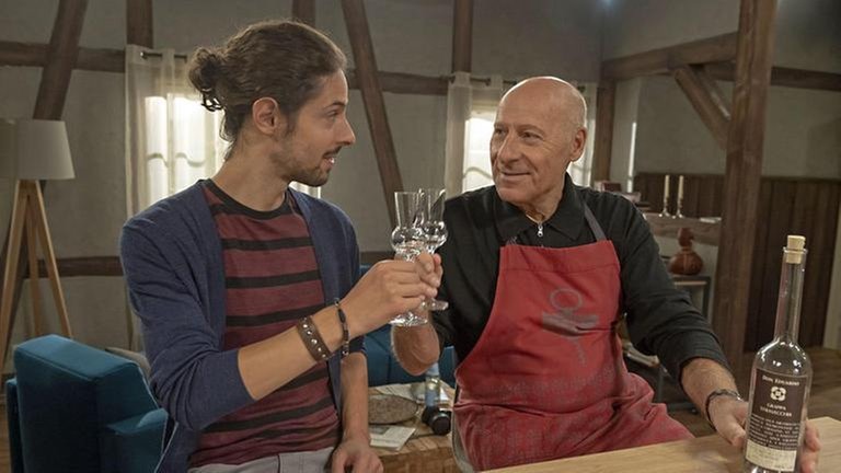 Albert und Franz prosten sich mit Grappa zu