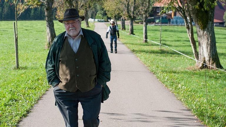 Hermann läuft in der Allee, weit hinter ihm läuft Bernhard