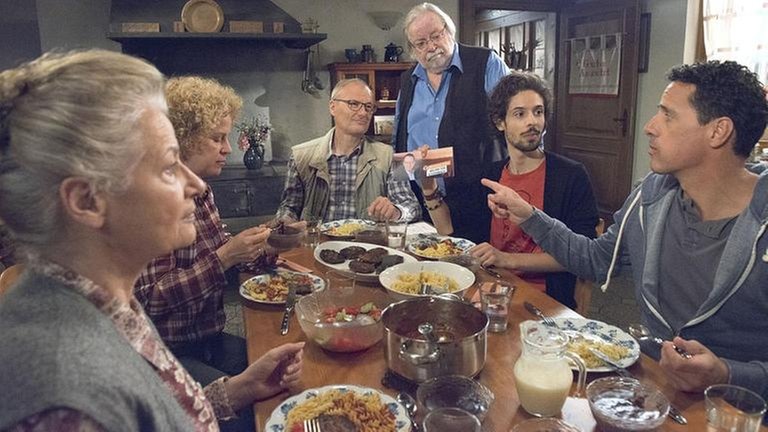 Die Familie beim Essen in der Fallerküche