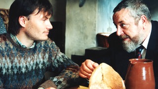 Karl und Hermann sitzen am Küchentisch