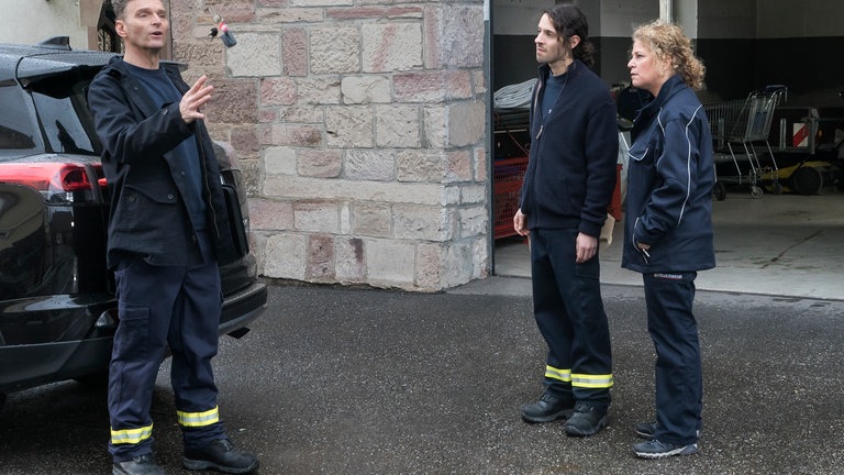 Uli Zimmermann, Albert und Bea vor dem Feuerwehrhaus