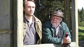 Reinhard und Hermann schauen durch das "Fenster zum Schwarzwald"