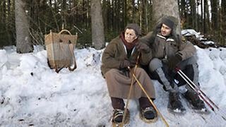 Folge 1045 - Sebastian und Lioba sitzen am Waldrand im Schnee