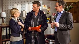 Frau Heilert, Uli Zimmermann und Bernhard in Frau Heilerts Büro