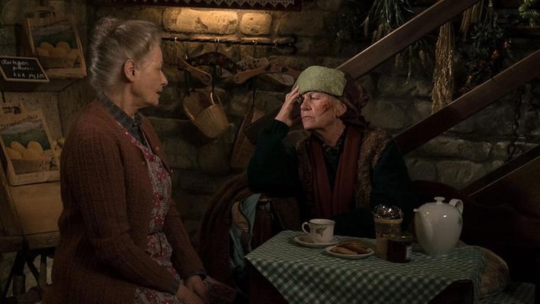Folge 1045 - Johanna sitzt mit Lioba, die eine Verletzung am Kopf hat, im Hofladen