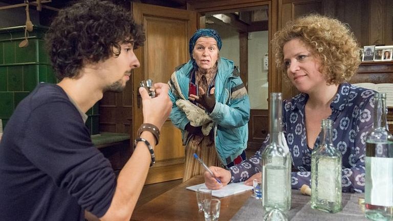 Albert und Bea verköstigen Schnaps, Lioba kommt dazu