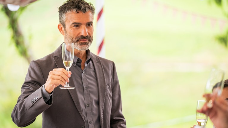 Der Vater der Braut, Manuel Figo da Silva (Marco Canadea) erhebt sein Glas