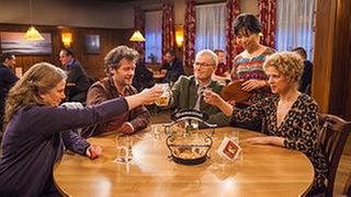 Riedles, Bea und Karl prosten sich am Stammtisch zu