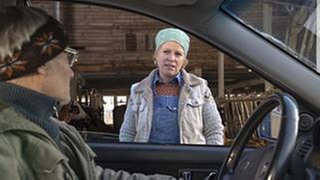 Folge 1041 - Karl sitzt im Auto, davor steht Bea, die mit ihm spricht