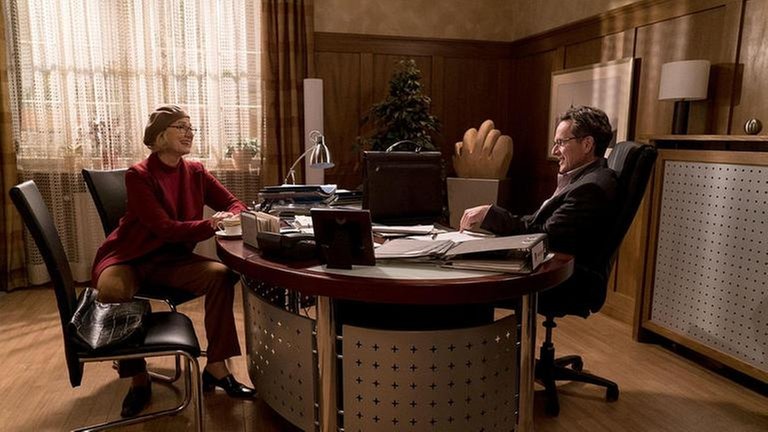 Frau Markhardt-Siegel und Bernhard sitzen sich im Bürgermeisterbüro gegenüber