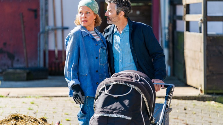 Bea (Christiane Brammer) und Manuel (Marco Canadea) stehen bei Matteos Kinderwagen