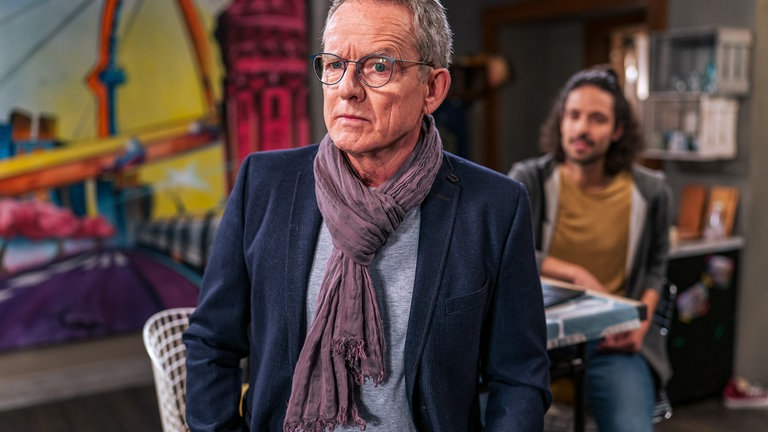 Bernhard (Karsten Dörr) und Albert (Alessio Hirschkorn) in Alberts Wohnung