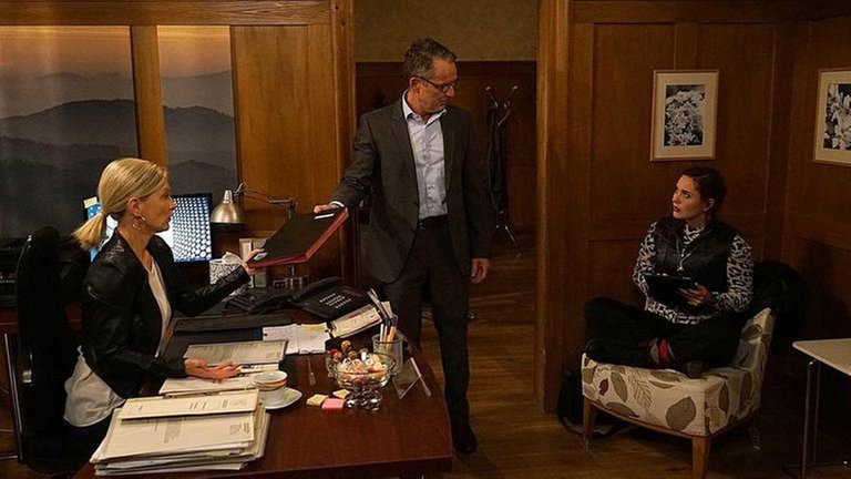 Bernhard zwischen seinen beiden Rathausdamen, Frau Heilert und Lissy Trautmann