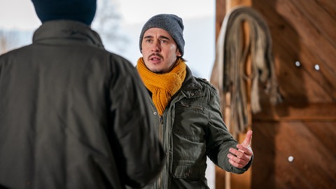 Sebastian (Dominik Stricker) und Constantin (Robert Besta) diskutieren im Sägewerk