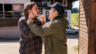 Riedle (Sebastian Mirow) geht Sebastian (Dominik Stricker) an den Kragen