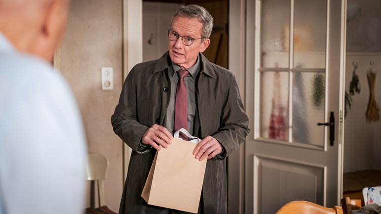 Franz (Edgar-M. Marcus) und Bernhard (Karsten Dörr) in der Fallerküche