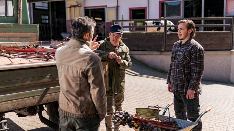 Riedle (Sebastian Mirow), Manuel (Marco Canadea) und Sebastian (Dominik Stricker) hintern Fallerhof