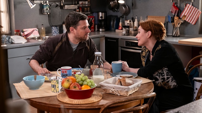 Andreas (Ralph Gassmann) und Lissy (Elinor Eidt) am Küchentisch im Leibgedinghaus