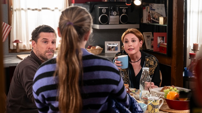 Andreas (Ralph Gassmann), Carlotta (Mila Breiter) und Lissy (Elinor Eidt) in der Küche im Leibgedinghaus