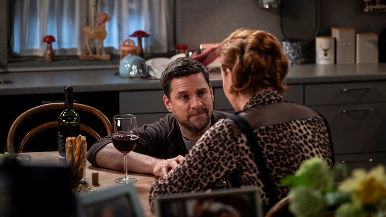 Andreas (Ralph Gassmann) kniet vor Lissy (Elinor Eidt)