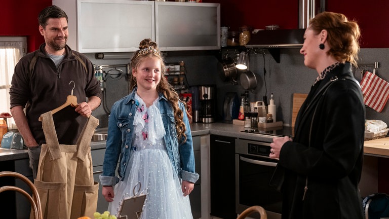 Andreas (Ralph Gassmann), Carlotta (Mila Breiter) und Lissy (Elinor Eidt) im Leibgedinghaus