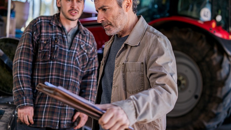Manuel (Marco Canadea) und Sebastian (Dominik Stricker) in der Traktorscheune