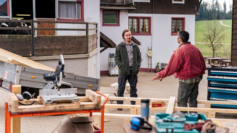Manuel (Marco Canadea) und Sebastian (Dominik Stricker) hinterm Fallerhof