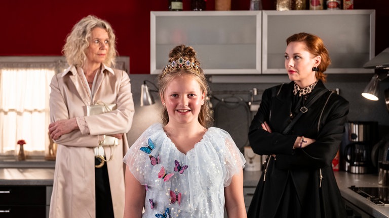 Carlotta (Mila Breiter), Kati (Christiane Bachschmidt) und Lissy (Elinor Eidt) in der Küche im Leibgedinghaus
