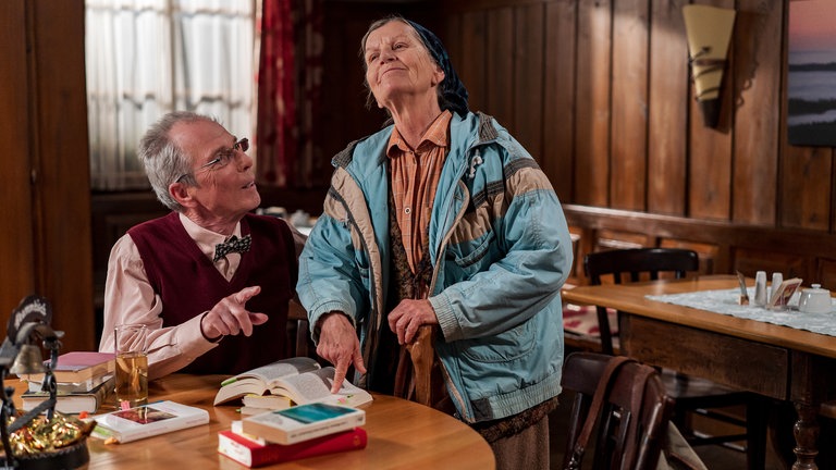 Lioba (Lisbeth Felder) und Herr Weiss (Christoph Hagin) an einem Tisch im Löwen