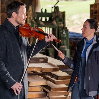 Constantin (Robert Besta) steht mit einer Violine vor Sophie (Janina Flieger)