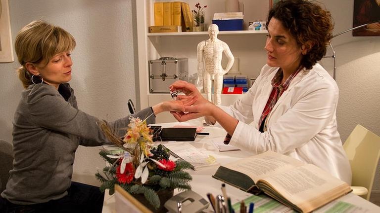 Frau Heilert als Patientin bei Monique in der Praxis