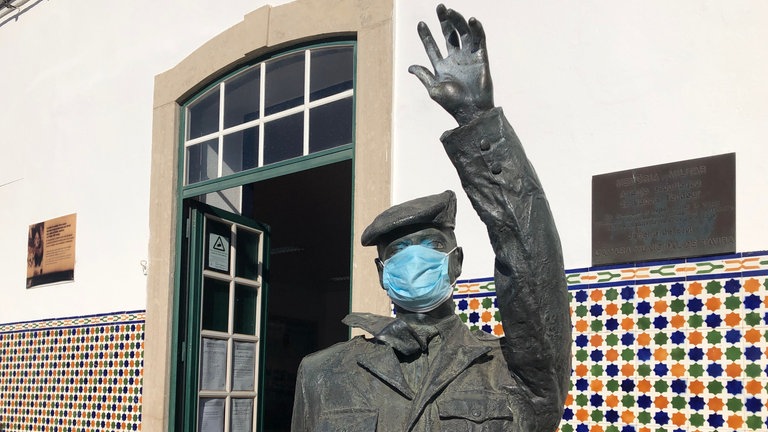 Begrüßung vor dem Bahnhof von Tavira: Corona ist bei den Dreharbeiten im Juli 2020 allgegenwärtig.