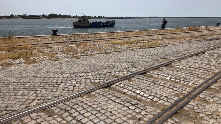 Am Hafen, wo früher Kräne Waren von Frachtschiffen auf Züge oder auch umgekehrt verladen haben, legt heute nur noch eine kleine Personenfähre an. 