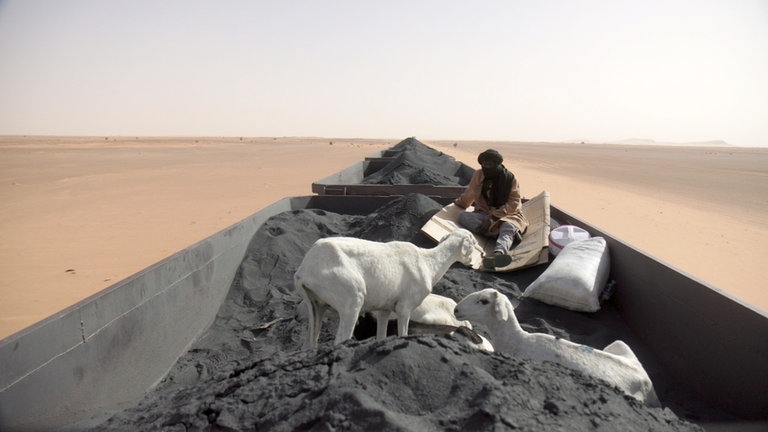Ziegenhändler Saedne ist auf dem Weg in das Wüstendorf Choum, wo er seine Ziegen auf dem Markt verkaufen möchte. 