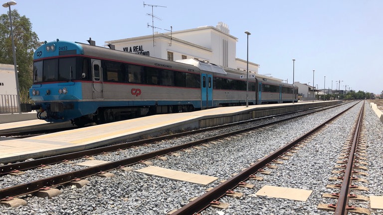 Vor der Abfahrt im Bahnhof von Vila Real de Santo António an der Grenze zu Spanien.
