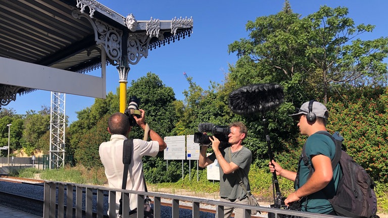 Nachdem der Zug weg ist und wir den Bahnhof allein für uns haben, schauen wir uns gemeinsam mit einem Architektur-Fotografen die Details am Gebäude an.