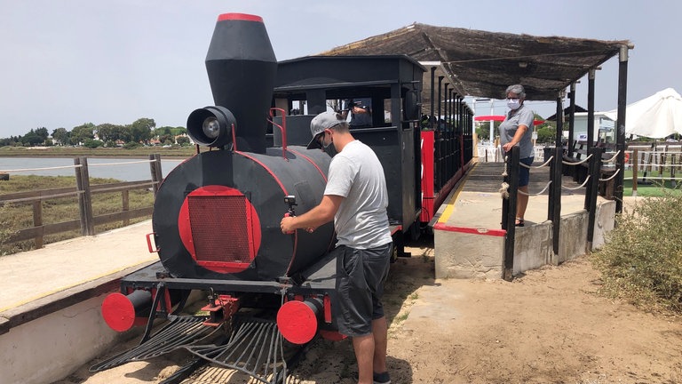 Auch die GoPro soll vorne mitfahren, um die historisch bedeutsamen Gleise ins Bild zu bekommen.