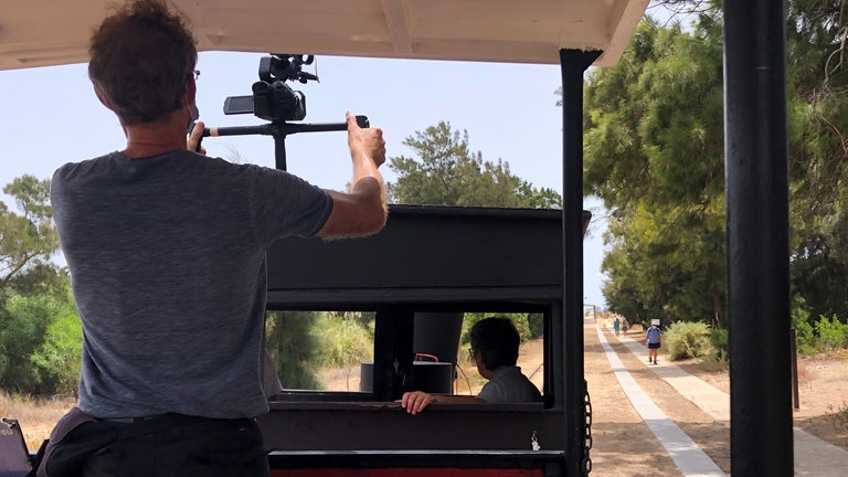 Gemütlich geht es dann auf den alten Gleisen der Thunfisch-Transportbahn zum Strand.