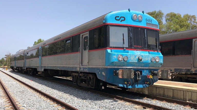 Die ein oder andere Beule mit Lackschaden haben die 60 Jahre alten Züge allerdings. Bald wird die Strecke elektrifiziert, und es sind neue Triebwagen bestellt. 