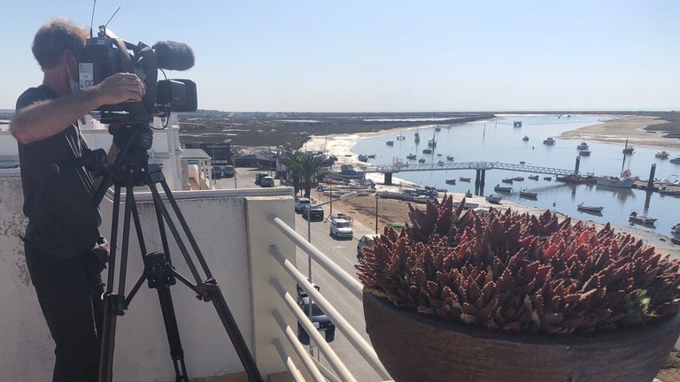 Über den Dächern von Santa Luzia: der Blick schweift über die Lagune zum Meer.