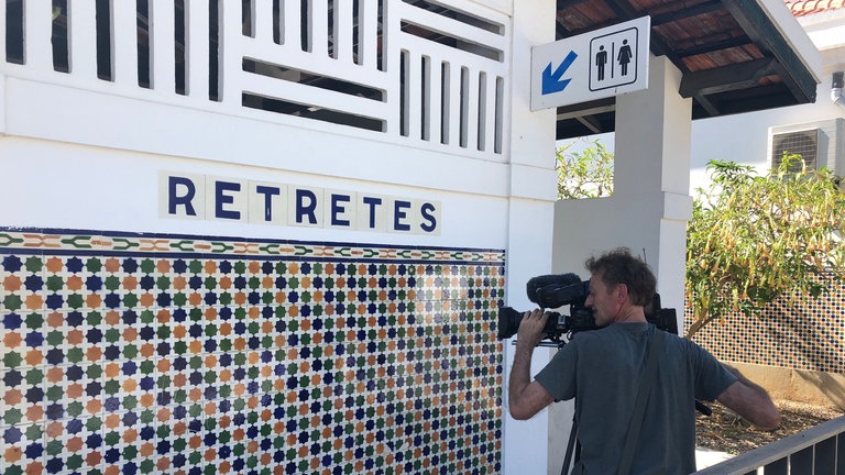Sogar das fein gekachelte Toilettenhäuschen filmen wir am Bahnhof in Tavira.