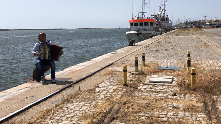 Am Grenzfluss Guadiana zeugen Schienenreste von ausgiebiger Rangierarbeit.