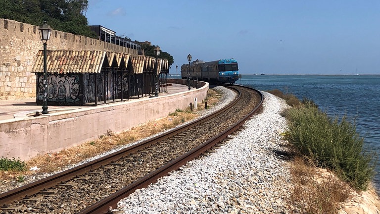 Der Zug fährt ganz dicht an der Lagune entlang. 
