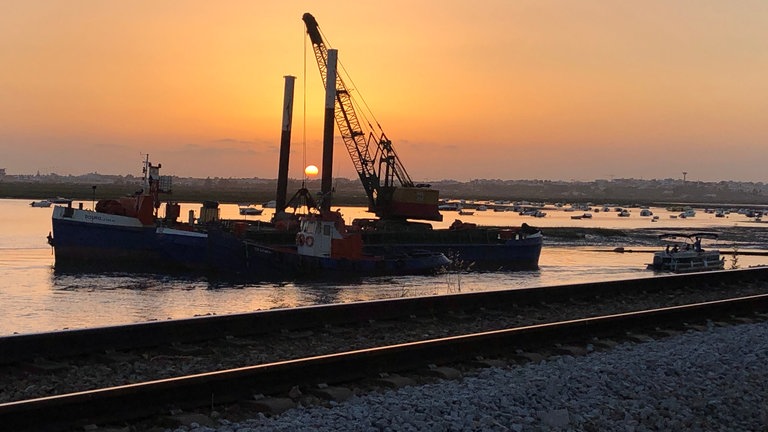 Sonnenuntergang an den Schienen am Hafen – unser Abschied von Faro und der Algarve.