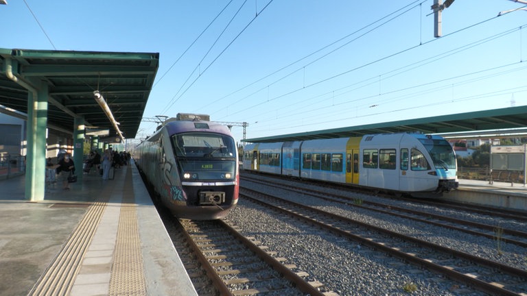 Kiato Endpunkt der Elektrifizierten Strecke. Weiterfahrt mit Dieselelektrischem Triebwagen (rechts)