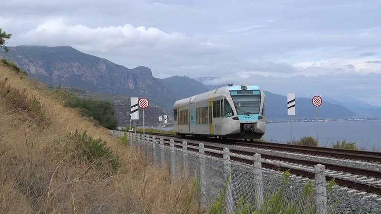 Dieselelektrischer Triebwagen Normalspur auf dem Weg nach Diakopto