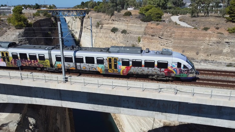 Gelenktriebwagen vom Typ Desiro überquert den Isthmus von Korinth