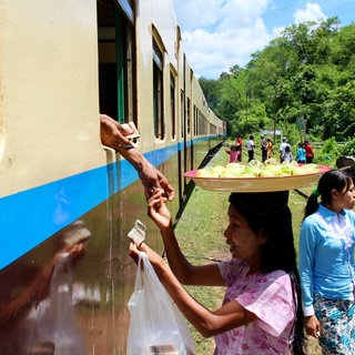 Snackverkäuferin versorgen die Reisenden mit allem Notwendigen. 