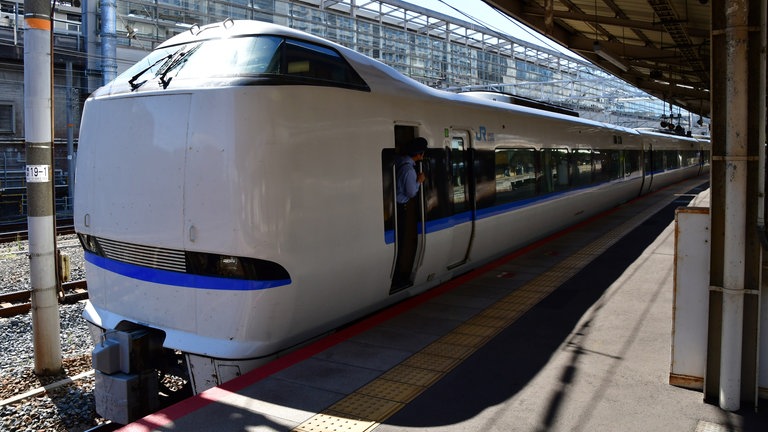 Der Haruka Flughafenexpress. Der Führerstand ist erhöht - darunter ist eine Tür, so dass zwei Einheiten aneinander gehängt werden können.